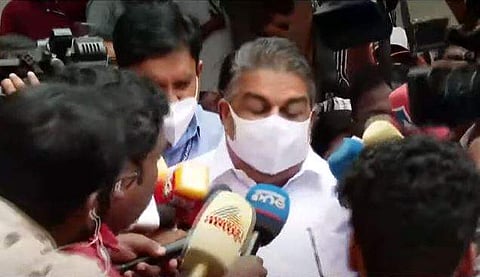 യോഗം കഴിഞ്ഞ് പുറത്തിറങ്ങിയ മന്ത്രി