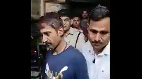 ചിസ്തിയെ പൊലീസ് അറസ്റ്റ് ചെയ്തു കൊണ്ടുപോവുന്നു/ വിഡിയോ ദൃശ്യം