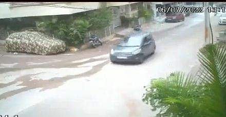 കൗമാരക്കാരിയെ പാഞ്ഞുവന്ന കാര്‍ ഇടിച്ചുതെറിപ്പിക്കുന്ന ദൃശ്യം