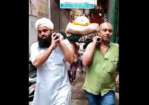 രാംദേവിന്റെ മൃതദേഹവുമായി നടന്നുനീങ്ങുന്ന മുസ്ലീം കുടുംബത്തിന്റെ ദൃശ്യം