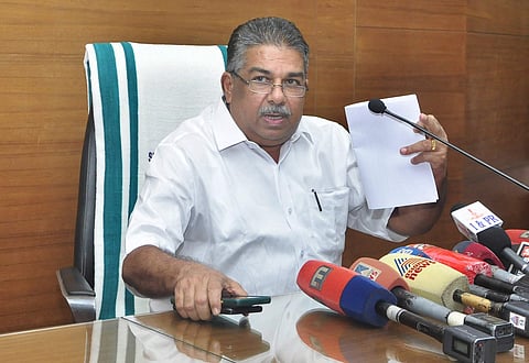 സജി ചെറിയാന്‍ രാജി പ്രഖ്യാപിച്ചുകൊണ്ട് വാര്‍ത്താ സമ്മേളനം നടത്തുന്നു/ബിപി ദീപു