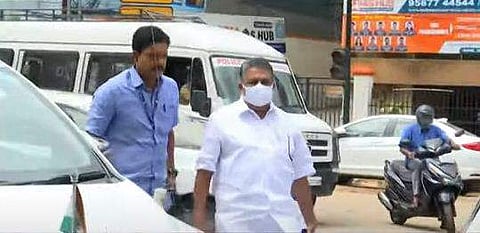 എംഎല്‍എ ബോര്‍ഡു വെച്ച കാറില്‍ നിയമസഭയില്‍; മന്ത്രിസ്ഥാനം രാജിവെച്ചതില്‍ പ്രയാസമില്ല, അഭിമാനം മാത്രമെന്ന് സജി ചെറിയാന്‍