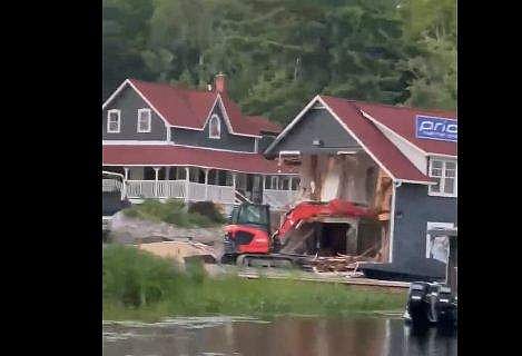 തടാക തീരത്തുള്ള ആഡംബര വീട് തകര്‍ക്കുന്ന ദൃശ്യം