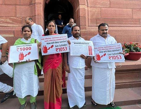 സസ്‌പെന്റ് ചെയ്യപ്പെട്ട കോണ്‍ഗ്രസ് എംപിമാര്‍