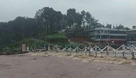 കോട്ടയത്ത് കനത്തമഴയില്‍ പുഴ കുത്തിയൊലിച്ച് ഒഴുകുന്ന ദൃശ്യം