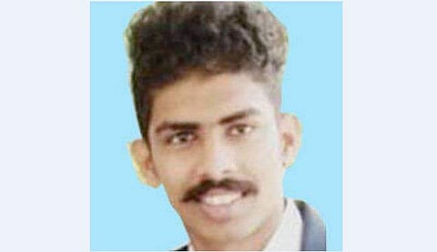 കൂട്ടുകാര്‍ക്ക് വെള്ളവുമായി പോയി; ടെറസില്‍ നിന്ന് 11 കെവി ലൈനില്‍ തട്ടി റോഡിലേക്ക് വീണ് യുവാവിന് ദാരുണാന്ത്യം