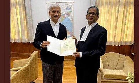 ജസ്റ്റിസ് ലളിത് ചീഫ് ജസ്റ്റിസ് എന്‍ വി രമണയ്‌ക്കൊപ്പം/ എഎന്‍ഐ