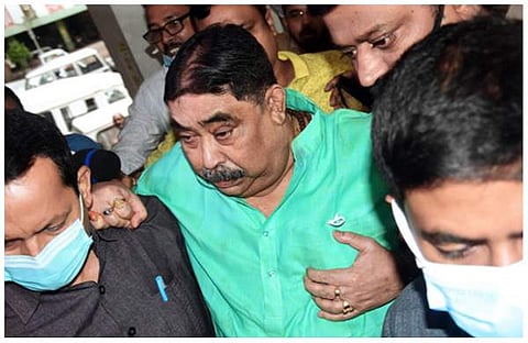 അനുബ്രത മൊണ്ടാലിനെ സിബിഐ അറസ്റ്റ് ചെയ്തുകൊണ്ടുപോകുന്നു/എഎന്‍ഐ