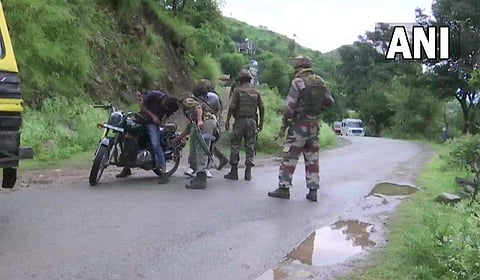 സൈന്യം തിരച്ചില്‍ നടത്തുന്നു/ എഎന്‍ഐ