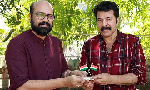 ദി ന്യൂ ഇന്ത്യൻ എക്സ്പ്രസിന്റെ കേരള റീജ്യണൽ ജനറൽ മാനേജർ വിഷ്ണു നായർ മമ്മൂട്ടിക്ക് ദേശീയ പതാക കൈമാറുന്നു/ ചിത്രം; ടിപി സൂരജ്