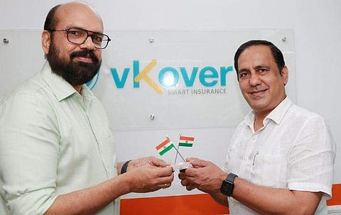 വികെ വിജയകുമാറിന് പി വിഷ്ണു നായര്‍ പതാക കൈമാറുന്നു