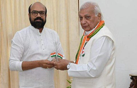 ഗവർണർ ആരിഫ് മുഹമ്മദ് ഖാന് പി വിഷ്ണു നായര്‍ പതാക കൈമാറുന്നു