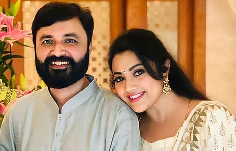 മീനയും ഭർത്താവ് വിദ്യാ സാ​ഗറും