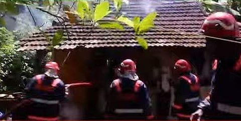 വീട്ടിലെ തീയണയ്ക്കുന്ന ഫയര്‍ഫോഴ്‌സ് ഉദ്യോഗസ്ഥര്‍ /  ടെലിവിഷന്‍ ചിത്രം