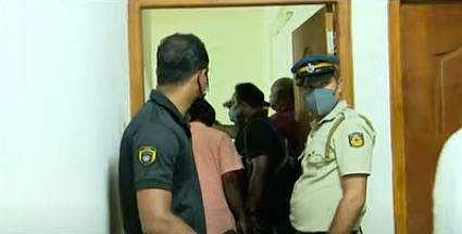 ഇന്‍ഫോ പാര്‍ക്ക് പരിസരത്തുള്ള ഫ്‌ലാറ്റില്‍ പൊലീസ് പരിശോധന നടത്തുന്ന ദൃശ്യം