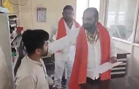 മുഖത്തടിക്കുന്ന ശിവസേന എംഎല്‍എയുടെ വീഡിയോ ദൃശ്യം