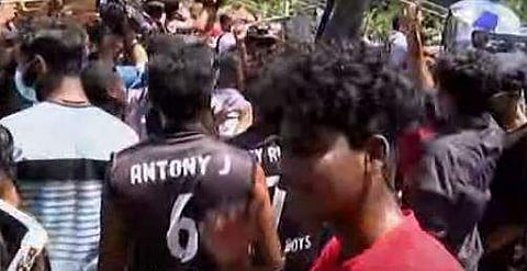 വിഴിഞ്ഞം തുറമുഖത്തിനു മുന്നില്‍ സമരം നടത്തുന്ന മത്സ്യത്തൊഴിലാളികള്‍