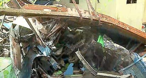 അപകടത്തില്‍പ്പെട്ട ലോറി