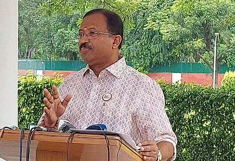 വി മുരളീധരന്‍ മാധ്യമങ്ങളോട് സംസാരിക്കുന്നു/ ഫെയ്‌സ്ബുക്ക്‌