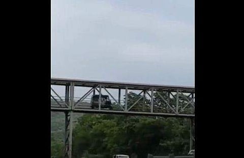 നടപ്പാലത്തിലൂടെ ഓട്ടോറിക്ഷ ഓടിക്കുന്ന ദൃശ്യം