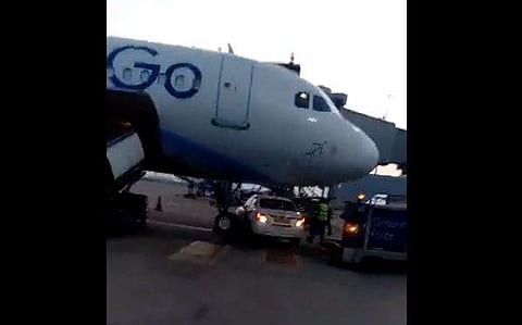 ഇന്‍ഡിഗോ വിമാനത്തിന്റെ അടിയില്‍ നിര്‍ത്തിയിട്ടിരിക്കുന്ന കാര്‍, എഎന്‍ഐ