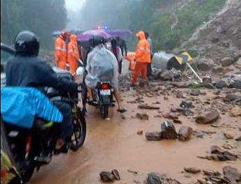 കനത്ത മഴയില്‍ തകര്‍ന്ന കുട്ടിക്കാനം റോഡ്