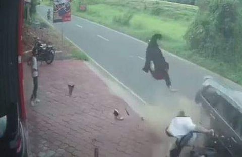 കുറ്റിപ്പുറത്ത് വാഹനാപകടത്തില്‍ പിന്‍സീറ്റിലിരുന്ന സ്ത്രീ തെറിച്ചുപോകുന്ന ദൃശ്യം, വീഡിയോ സ്‌ക്രീന്‍ഷോട്ട്‌