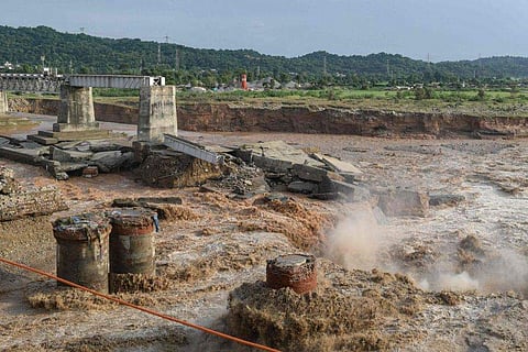 ചക്കി നദിക്ക് കുറുകെയുള്ള റെയിൽവേ പാലത്തിന്റെ തൂണുകൾ നദിയിലേക്ക് തകർന്ന് വീണു/ഫോട്ടോ: എഎഫ്പി