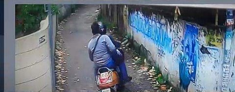 മോഷ്ടാക്കള്‍ രക്ഷപ്പെടുന്നതിന്റെ ദൃശ്യം