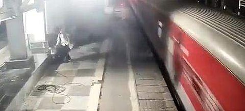 ഭാര്യയെ തള്ളിയിട്ട് കൊന്ന ശേഷം യുവാവ് കുഞ്ഞുങ്ങളുമായി രക്ഷപ്പെടുന്ന ദൃശ്യം