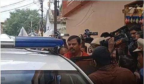 രാജാ സിങിനെ അറസ്റ്റ് ചെയ്തുകൊണ്ടുപോകുന്നു