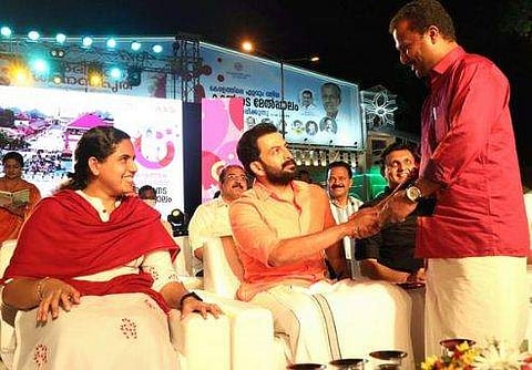 മേയര്‍ ആര്യാ രാജേന്ദ്രനും പൃഥ്വിരാജിനുമൊപ്പമുള്ള ചിത്രം വി കെ പ്രശാന്ത് ഫെയ്‌സ്ബുക്കില്‍ പങ്കുവെച്ചപ്പോള്‍