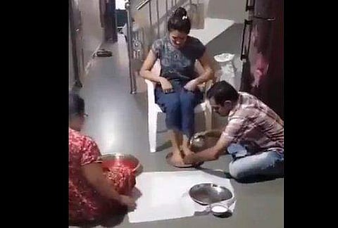 മകളുടെ കാല്‍ കഴുകി വൃത്തിയാക്കുന്ന മാതാപിതാക്കളുടെ ദൃശ്യം