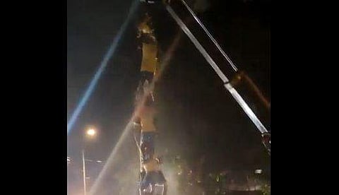 ഉറിയടിക്കായി തീര്‍ത്ത മനുഷ്യപിരമിഡില്‍ നിന്ന് യുവാവ് താഴേക്ക് വീഴുന്നതിന് മുന്‍പുള്ള ദൃശ്യം