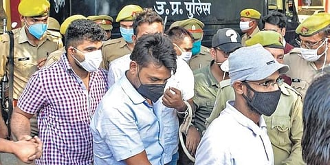 സിദ്ദിഖ് കാപ്പനെ കോടതിയില്‍ ഹാജരാക്കാനായി കൊണ്ടുപോകുന്നു/ ഫയല്‍ ചിത്രം