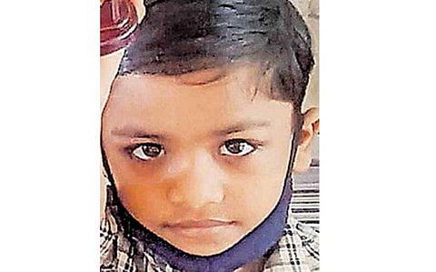 കളർ പെൻസിൽ വിഴുങ്ങി, ചുമച്ച് അവശനായി ആറു വയസുകാരൻ; ജീവശ്വാസം നൽകി ആധ്യാപകർ, ജീവിതത്തിലേക്ക്