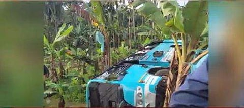 ബസ് വയലിലേക്ക് മറിഞ്ഞു/ ടിവി ദൃശ്യം