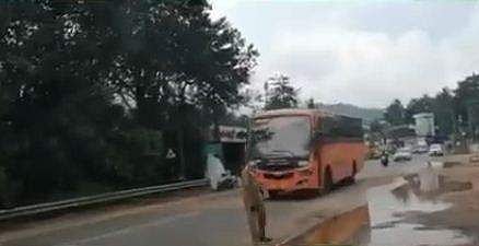 ബസ് പരിശോധിക്കാനായി കൈകാട്ടുന്ന ഉദ്യോഗസ്ഥന്‍