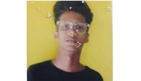 ഭാര്യ തീപൊള്ളലേറ്റു മരിച്ചു, 37 ദിവസം മുൻപ് ദുരൂഹമായി കാണാനില്ല, ഫോൺ സേലത്ത്; യുവാവിന്റെ മൃതദേഹം പുഴയിൽ കെട്ടിത്താഴ്ത്തിയ നിലയിൽ