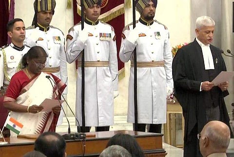 ജസ്റ്റിസ് ലളിത് സത്യപ്രതിജ്ഞ ചൊല്ലുന്നു/ എഎന്‍ഐ