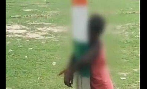 14കാരനെ ഇലക്ട്രിക് പോസ്റ്റില്‍ കെട്ടിയിട്ടിരിക്കുന്ന ദൃശ്യം