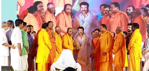 ശാന്തിഗിരി ജന്മഗൃഹ സമുച്ചയത്തിന്റെ നിർമ്മാണോദ്ഘാടനത്തിനായി ചന്ദിരൂരിൽ എത്തിയ മമ്മൂട്ടിയെ  ആദരിച്ചപ്പോൾ