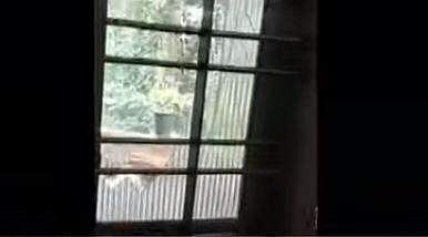 കല്ലേറില്‍ പൊട്ടിയ വീടിന്റെ ജനല്‍ ചില്ലുകള്‍/ ടെലിവിഷന്‍ ചിത്രം