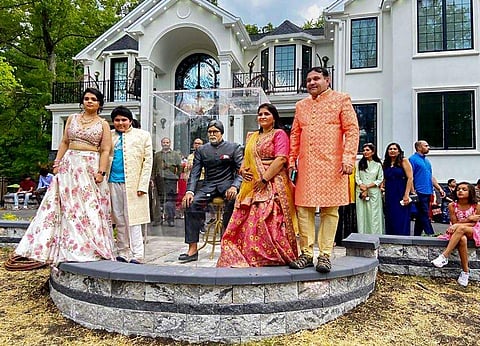 അമിതാഭ് ബച്ചന്റെ പ്രതിമയ്ക്ക് സമീപം ഇന്ത്യൻ കുടുംബം/ ചിത്രം; പിടിഐ