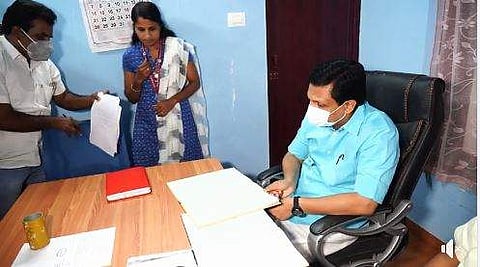 അസിസ്റ്റന്റ് എന്‍ജിനീയറുടെ ഓഫീസില്‍ മന്ത്രി പരിശോധന നടത്തുമ്പോള്‍