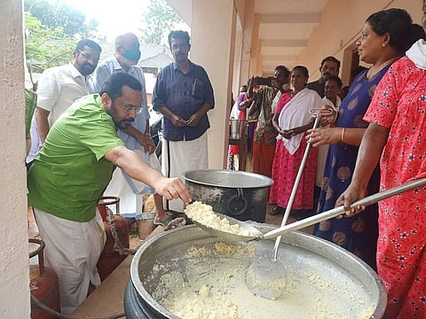 പത്തനംതിട്ട ജില്ലയിലെ തിരുവല്ലയില്‍ ആരംഭിച്ച ദുരിതാശ്വാസ ക്യാമ്പ് മന്ത്രി സന്ദര്‍ശിക്കുന്നു