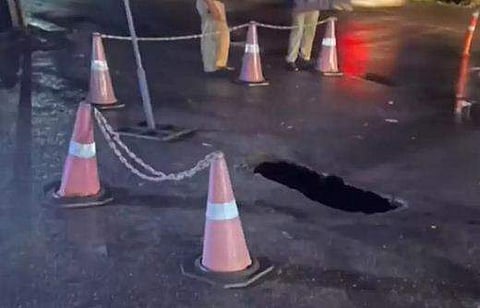 മൂവാറ്റുപുഴ എംസി റോഡില്‍ ഗര്‍ത്തം രൂപപ്പെട്ടപ്പോള്‍/ടെലിവിഷന്‍ ദൃശ്യം