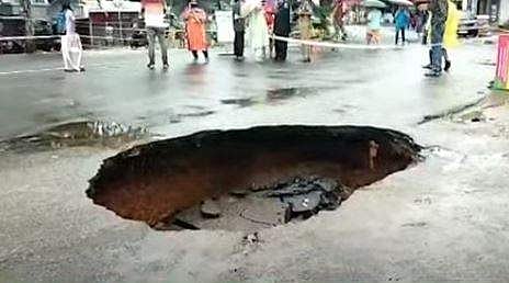 മൂവാറ്റുപുഴ പാലത്തിന് സമീപം രൂപപ്പെട്ട ഗര്‍ത്തം