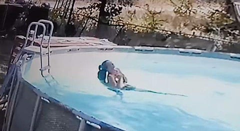 വെള്ളത്തില്‍ നിന്ന് അമ്മയെ രക്ഷിക്കുന്ന മകന്റെ ദൃശ്യം