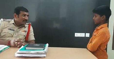 എസ്‌ഐയുടെ മുന്നില്‍ പരാതി പറയുന്ന കുട്ടി